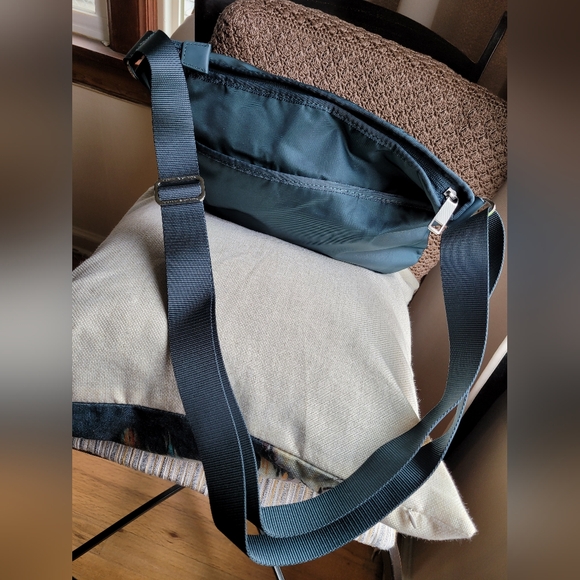 NWOT- Lululemon Gym Shoulder/City Bag - Picture 12 of 16